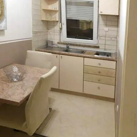 And Neda Apartment *