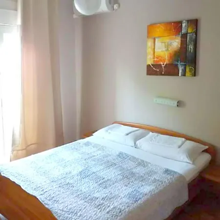 And Neda Apartment *