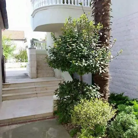 And Neda Apartment *